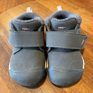 Keen like new toddler snow boots. Size 7.